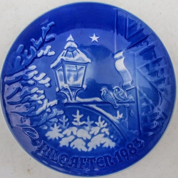 1983  Cobalt Blue Bing & Grondahl "Christmas in a Small Town"  Plate - Picture 3 of 8